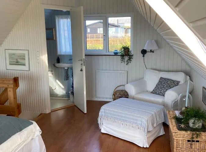 Nyaraló Hyggeligt Pa Langeland 100 M Til Vandet, Naer Dovns Klint